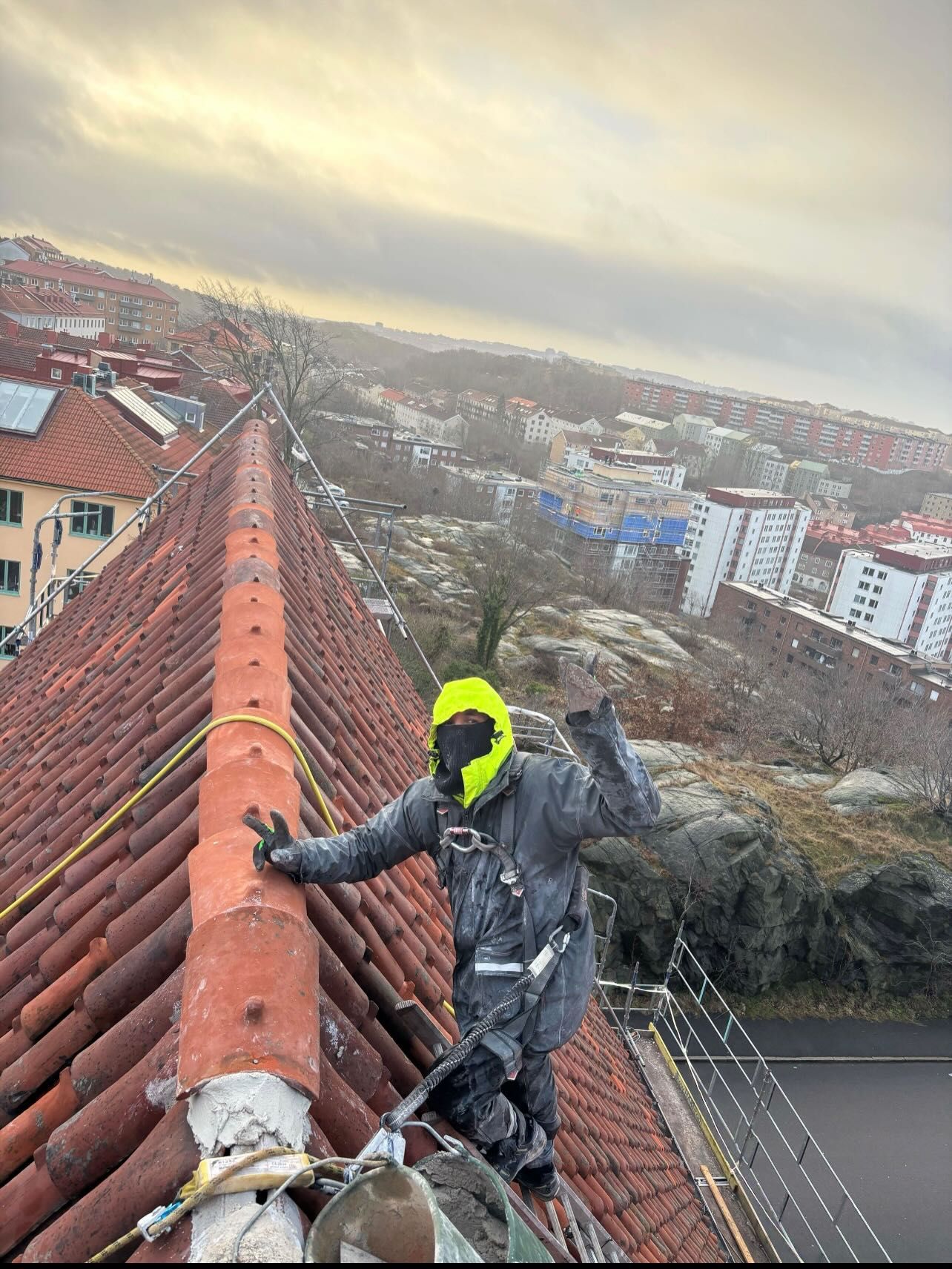 Hantverkare på taknocken på Masthuggskyrkan med utsikt över Göteborg